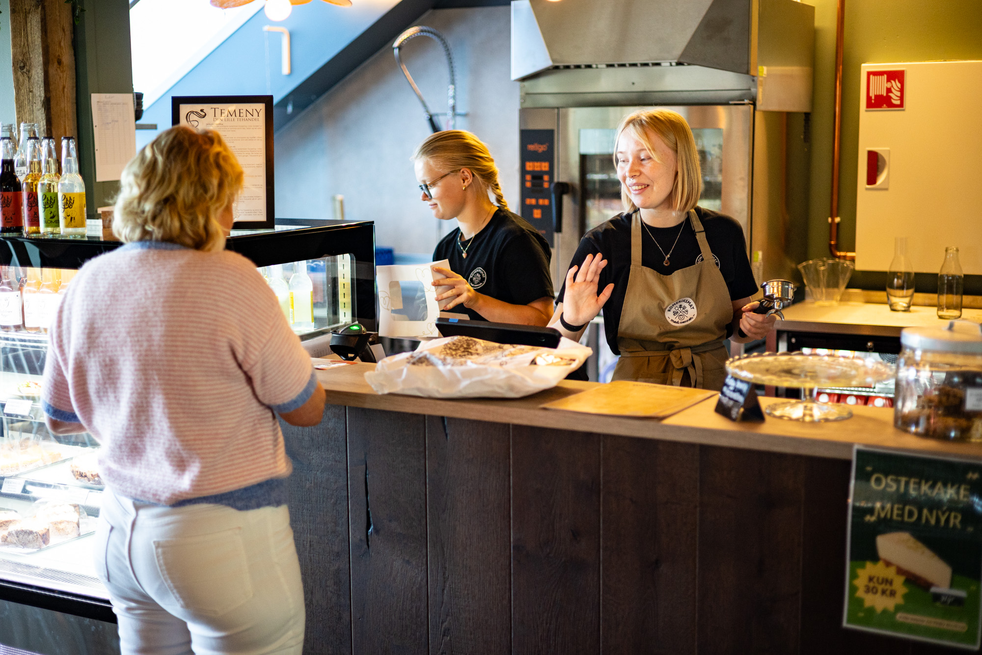 Kunde og ansatte møtes over disken hos Romeriksmat