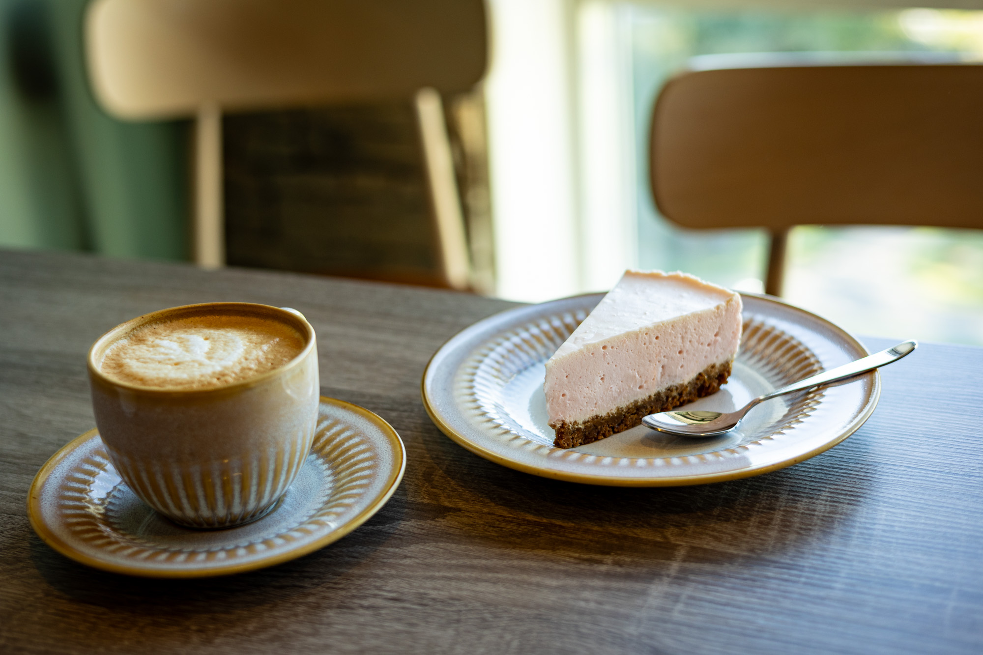Kaffe og et stykke kake på kafébordet