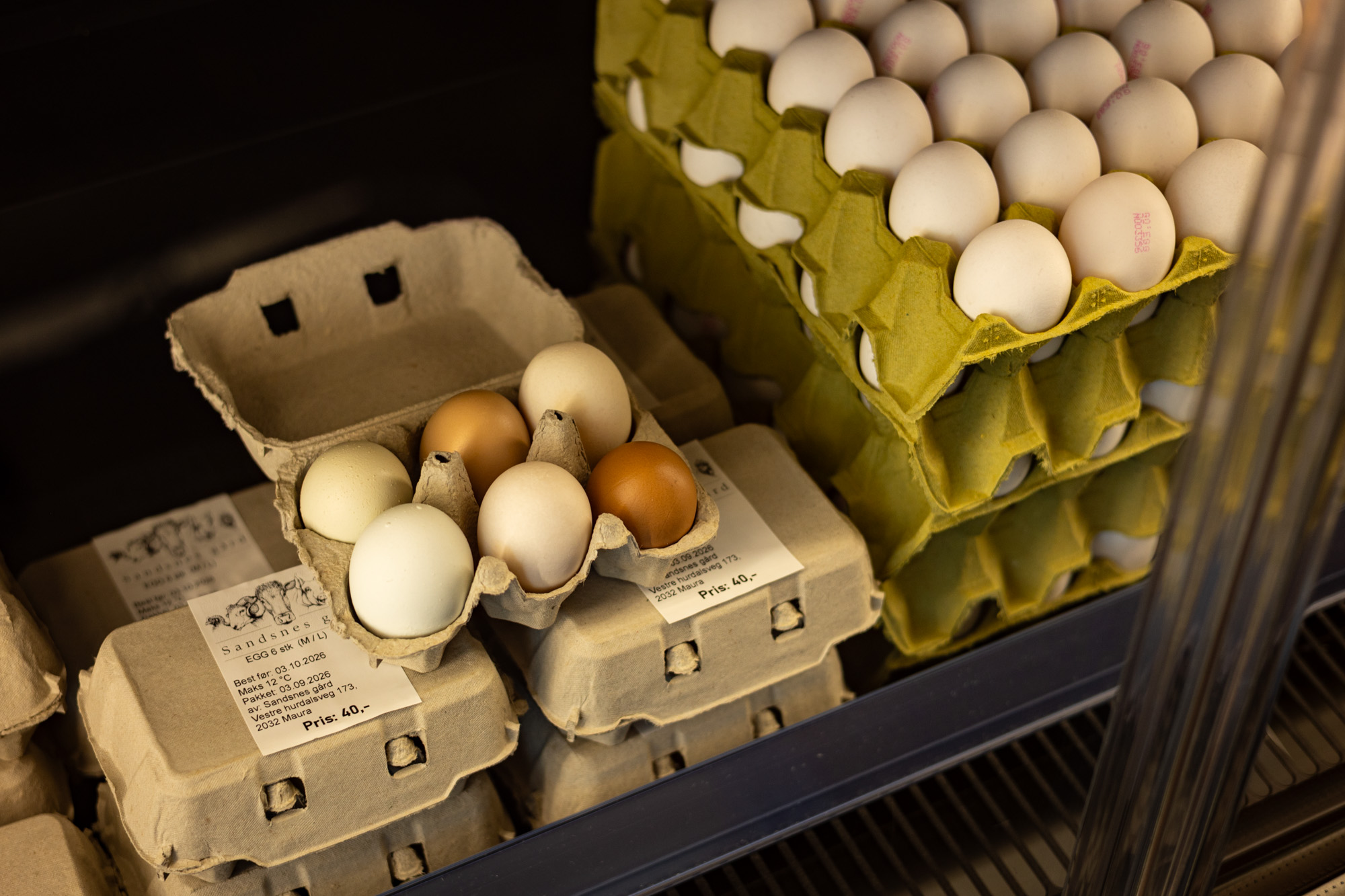 Kartonger med egg fra lokale produsenter